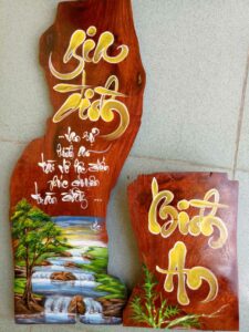 Thu-phap-tren-go-chu-gia-dinh-binh-an