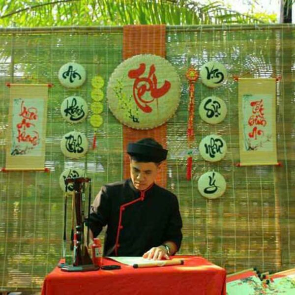 ve-met-trang-tri-tieu-canh-tet-quan-cafe