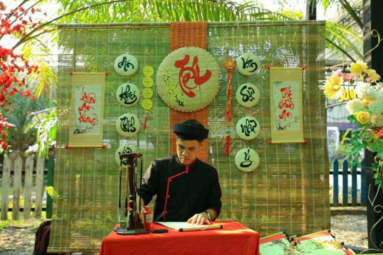 ve-met-trang-tri-tieu-canh-tet-quan-cafe
