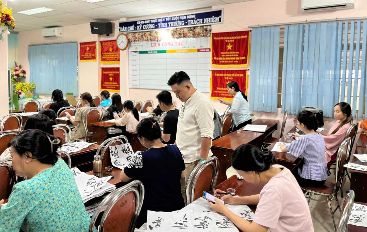 trai-nghiem-workshop-thu-phap-cho-nguoi-lon