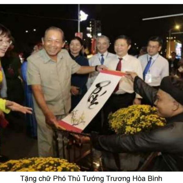 nghe-si-thu-phap-hong-linh-tang-chu