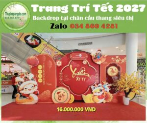 decor-backdrop-ngay-tet-tai-chan-cau-thang-sieu-thi
