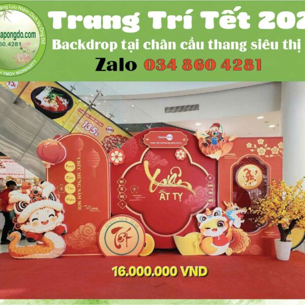 decor-backdrop-ngay-tet-tai-chan-cau-thang-sieu-thi